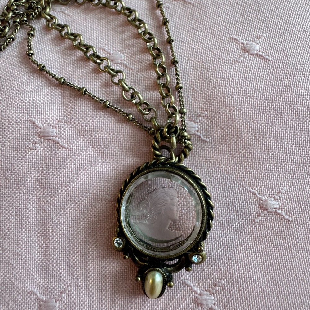 Elegant Gold Pendant Cameo Etched Necklace, Sweet Romance - Picture 5 of 9